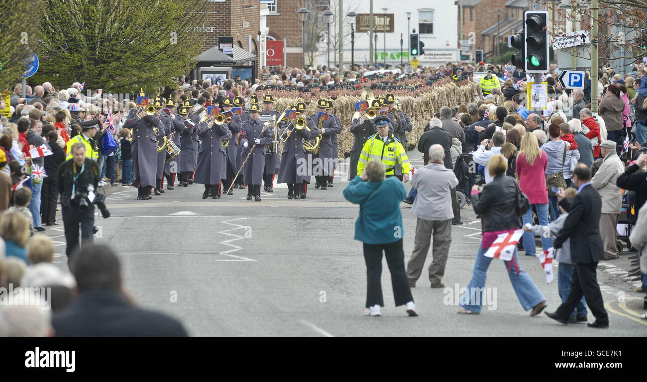 Die Truppen des EOD-Regiments aus dem Jahr 11 ziehen durch die Straßen von Didcot, Oxfordshire. Stockfoto