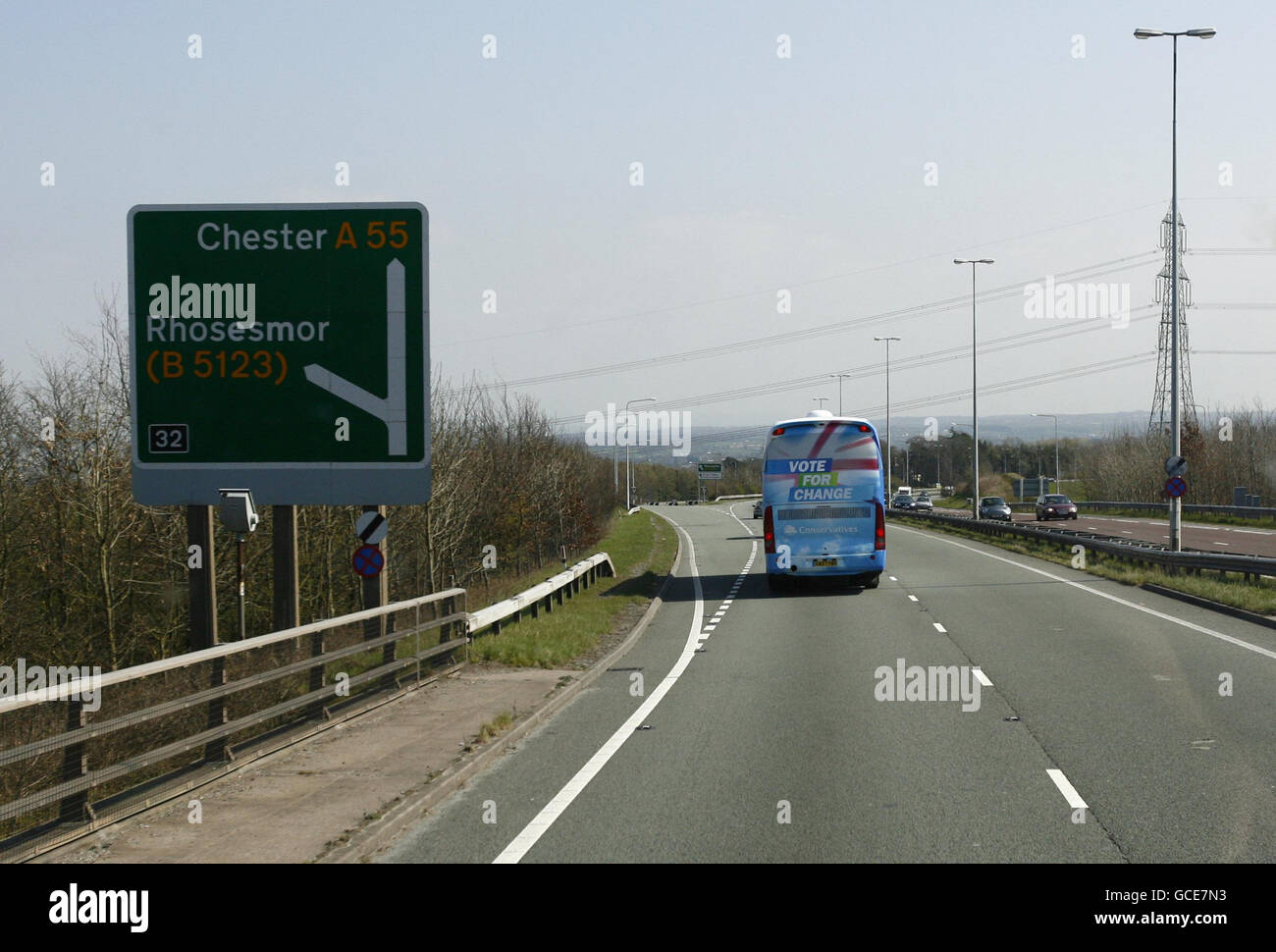 Einer der drei Kampfbusse der Konservativen Partei als Führer David Cameron macht sich am Morgen nach der ersten Fernsehdebatte Großbritanniens zwischen Premierminister Gordon Brown, Nick Clegg und David Cameron von Prestatyn in Nordwales zu seinem nächsten Engagement auf. Stockfoto