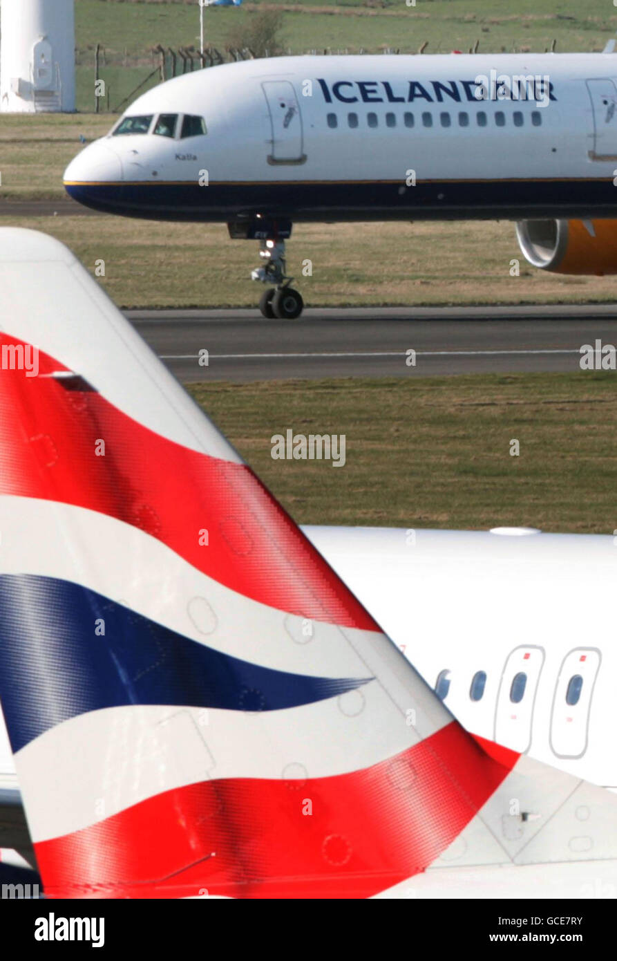 Ein Icelandair-Flugzeug (oben) von Reykjavik landet am Flughafen Glasgow. Eines von zwei Icelandair-Jets, die mehr als 400 Passagiere befördern, als Flüge zu anderen britischen Flughäfen aufgrund der Vulkanaschewolke gestrichen wurden. Stockfoto