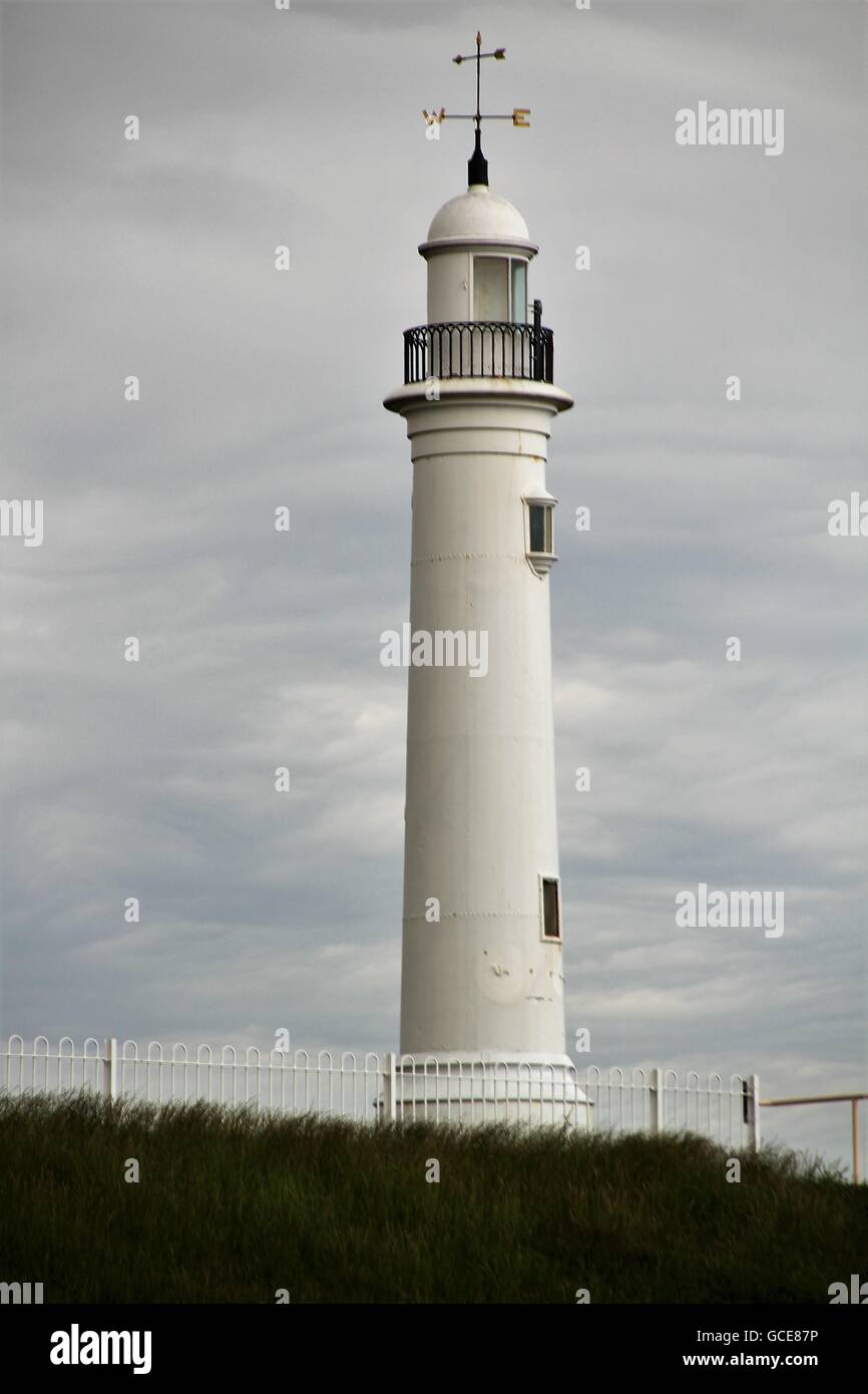 Weißer Leuchtturm stand groß. Stockfoto