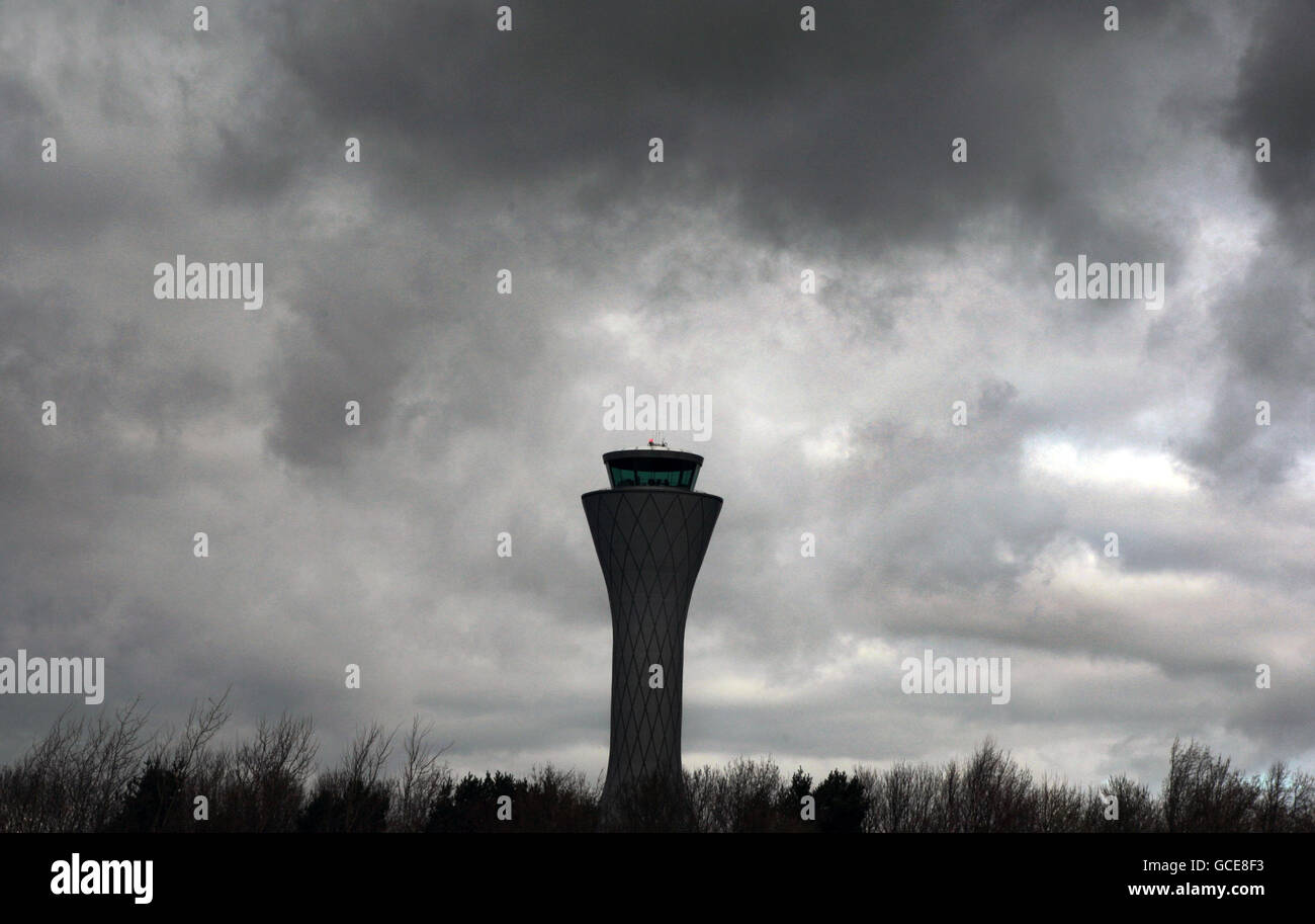 Vulkanische Asche verursacht Reiseunterbrechungen. Der Kontrollturm am Flughafen Edinburgh, da Beschränkungen für Flüge in und aus dem Vereinigten Königreich bestehen bleiben. Stockfoto