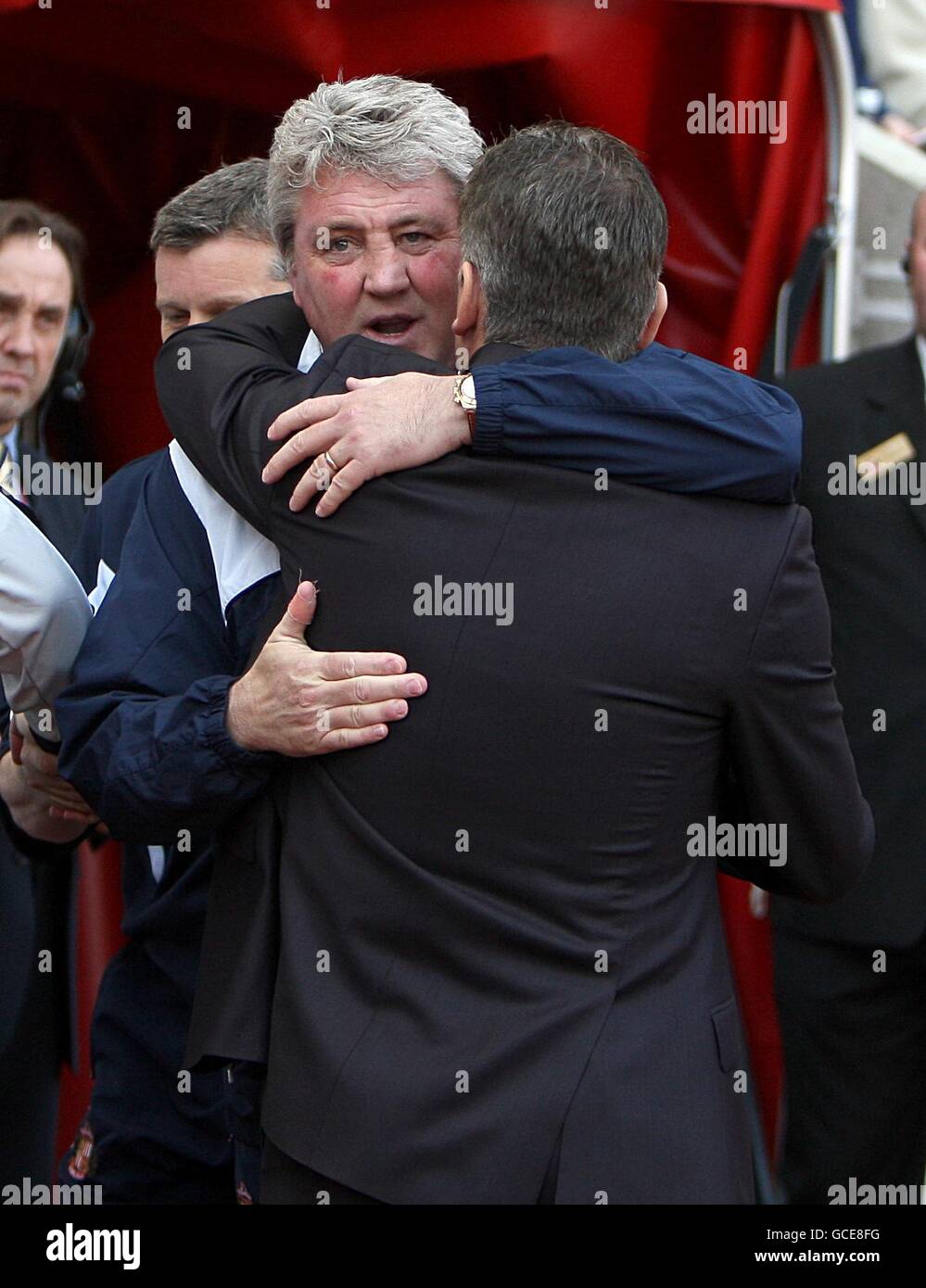 Sunderland-Manager Steve Bruce (links) und Burnley-Manager Brian Laws Treffen Sie sich vor dem Start auf der Touchline Stockfoto