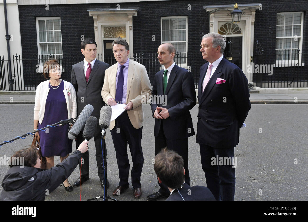 (Von links nach rechts) Olympiaministerin Tessa Jowell, Außenminister David Miliband, Wirtschaftsminister Lord Mandelson, Verkehrsminister Lord Adonis und Sicherheitsminister Lord West sprechen vor der 10 Downing Street, London, nach einem 85-minütigen Notfalltreffen des Kabinetts bezüglich der Vulkanaschewolke vor der Presse. Stockfoto
