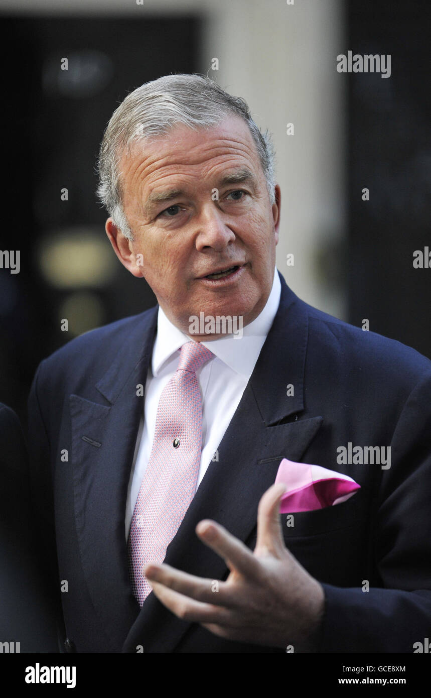 Sicherheitsminister Admiral Lord West, ein ehemaliger Chef der Royal Navy, spricht vor der 10 Downing Street, London, mit der Presse nach einem 85-minütigen Notstandssitzung bezüglich der Vulkanaschewolke und spricht über mögliche Pläne für die Royal Navy, um zu helfen. Stockfoto