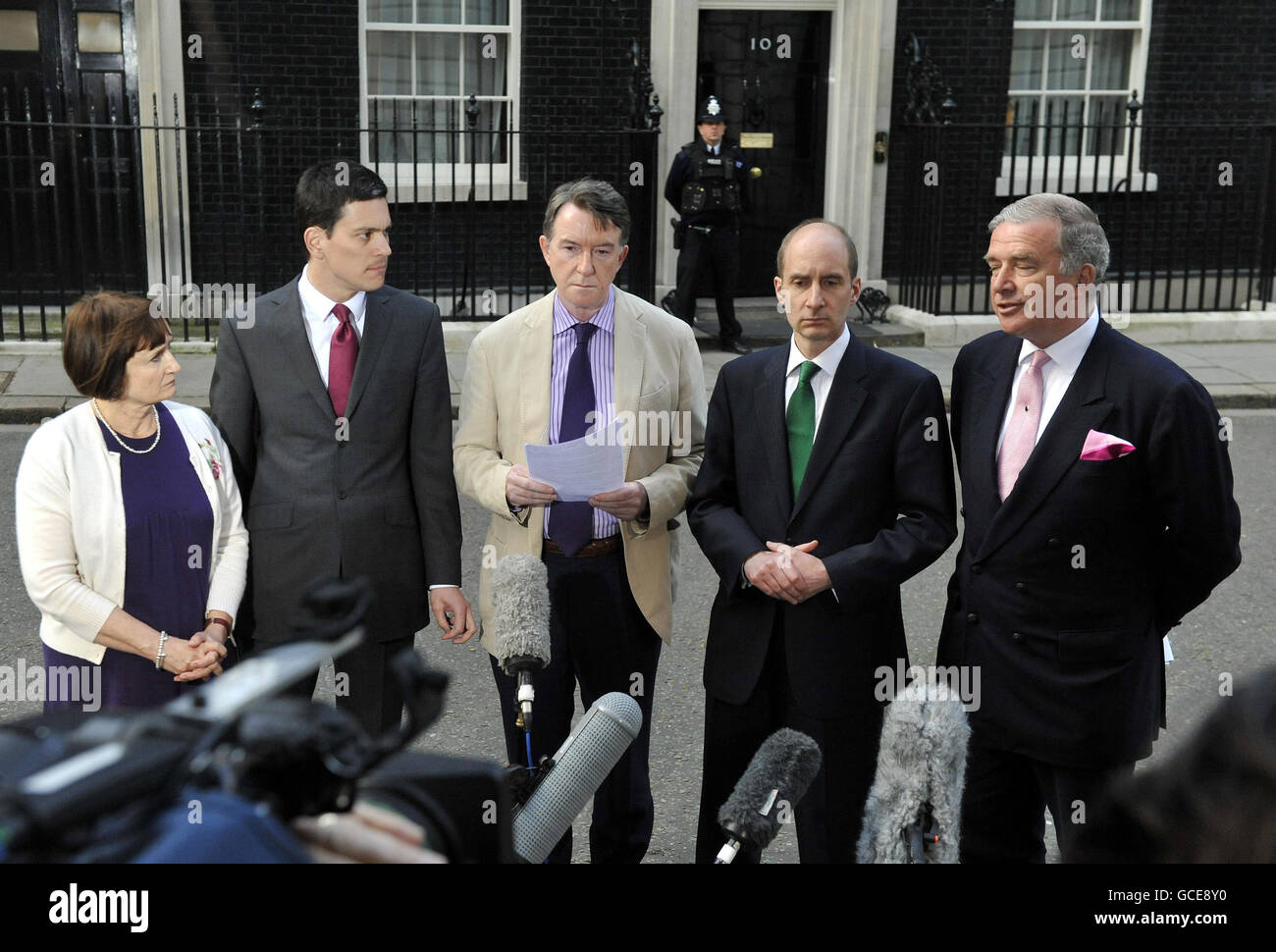 (Von links nach rechts) Olympiaministerin Tessa Jowell, Außenminister David Miliband, Wirtschaftsminister Lord Mandelson, Verkehrsminister Lord Adonis und Sicherheitsminister Lord West sprechen vor der 10 Downing Street, London, nach einem 85-minütigen Notfalltreffen des Kabinetts bezüglich der Vulkanaschewolke vor der Presse. Stockfoto