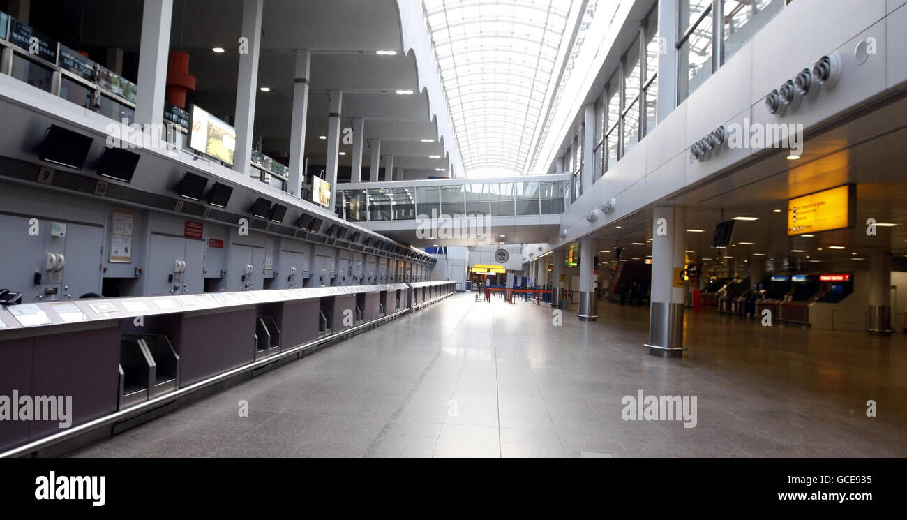 Vulkanische Asche verursacht Reiseunterbrechungen. Leere Check-in-Schalter am Flughafen Glasgow, da das Chaos, das durch einen Vulkanausbruch in Island verursacht wurde, andauert. Stockfoto