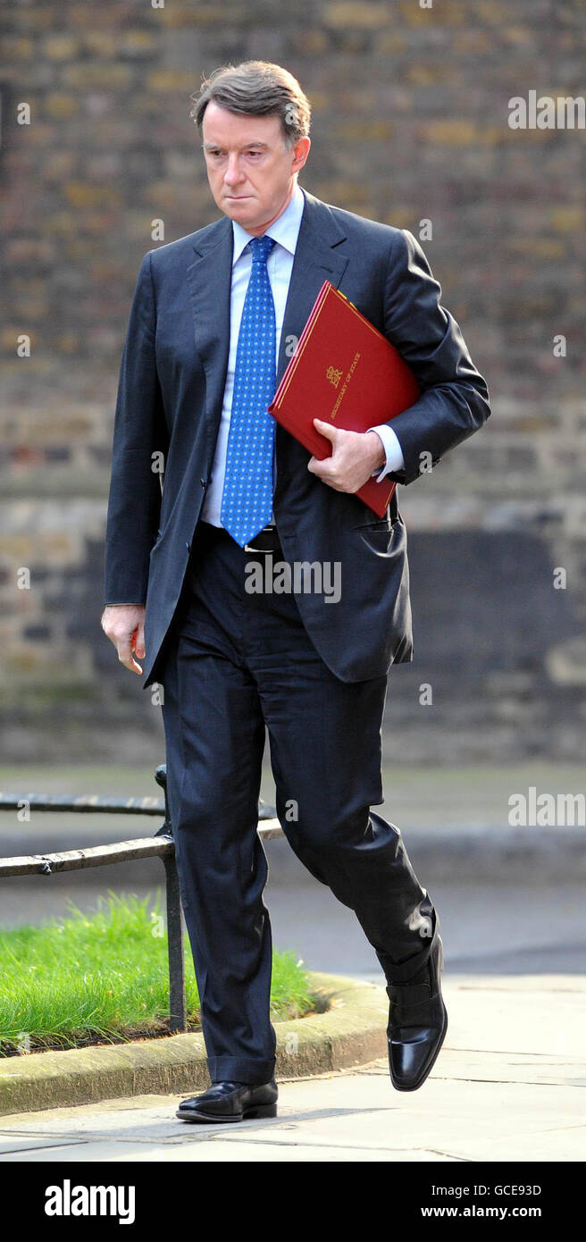 Wirtschaftsminister Lord Mandelson kommt zu einem Cobra-Treffen in der Downing Street 10, London, in Bezug auf die aktuelle Flugverkehrskrise aufgrund des Vulkanausbruchs in Island. Stockfoto