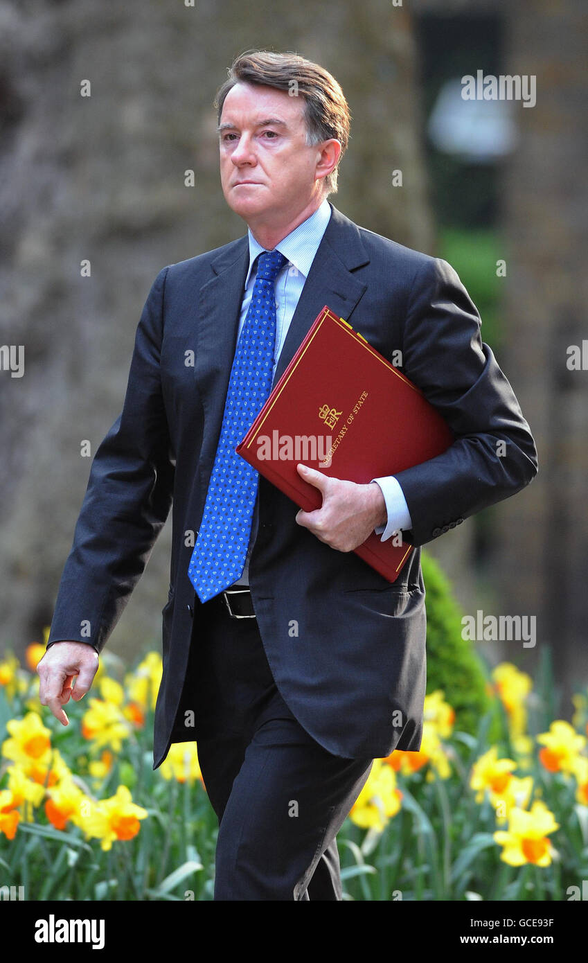 Wirtschaftsminister Lord Mandelson kommt zu einem Cobra-Treffen in der Downing Street 10, London, in Bezug auf die aktuelle Flugverkehrskrise aufgrund des Vulkanausbruchs in Island. Stockfoto