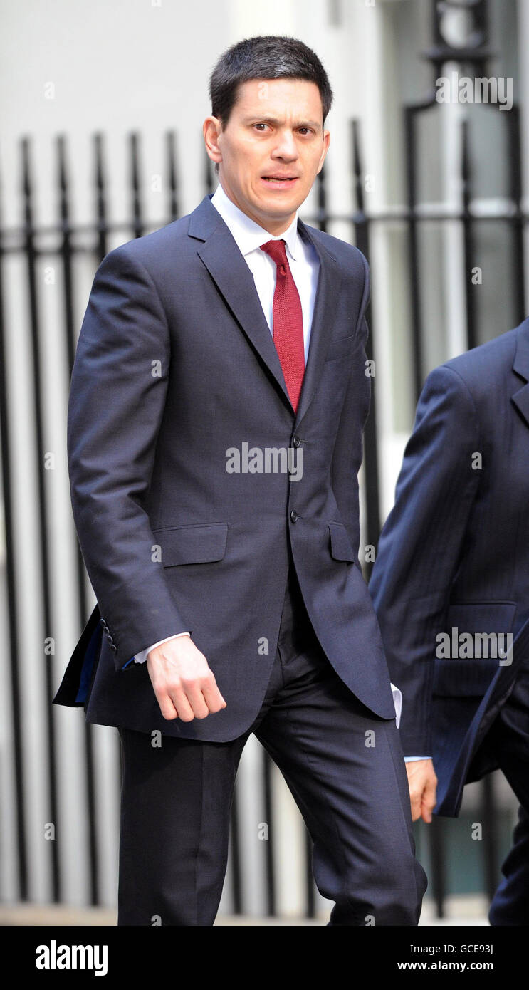 Außenminister David Miliband kommt zu einem Cobra-Treffen in der Downing Street 10, London, in Bezug auf die aktuelle Flugverkehrskrise aufgrund des Vulkanausbruchs in Island. Stockfoto