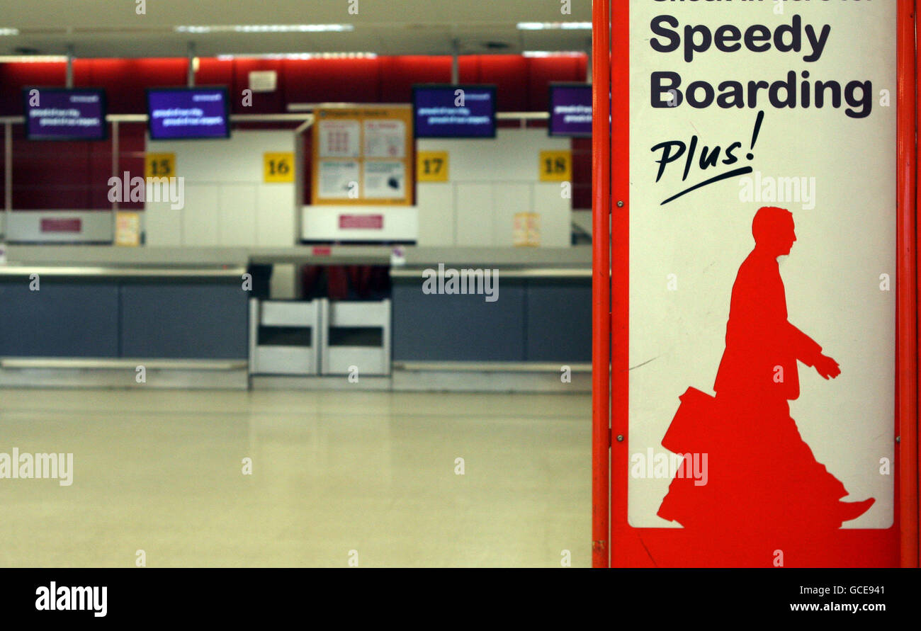 Vulkanische Asche verursacht Reiseunterbrechungen. Schnellboarding-Schild für den Flughafen Edinburgh. Stockfoto