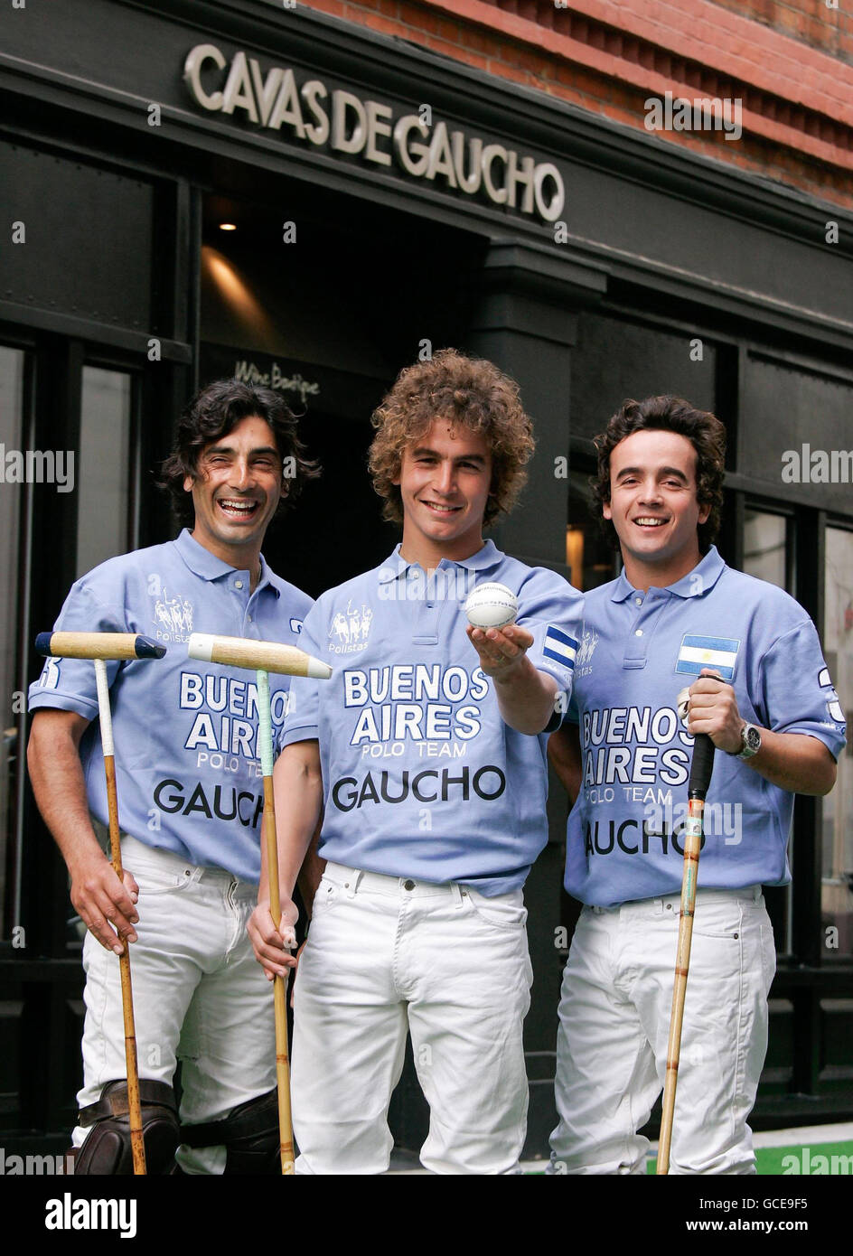 (Von links) die argentinischen Polo-Spieler Oscar Mancini, Nico und Lucas Talamoni, Wer wird das Gaucho Team Buenos Aires vor Cavas de Gaucho in der Swallow Street, London, vertreten, um den Start einer Schatzsuche zu ermöglichen, die den Countdown zum diesjährigen MINT Polo in the Park Event vom 4. Bis 6. Juni im Hurlingham Park im Zentrum Londons markiert. Stockfoto