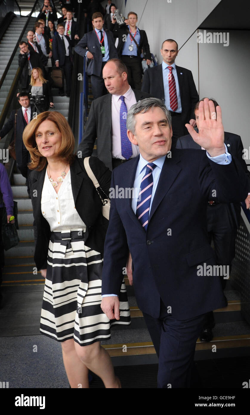 Premierminister Gordon Brown und seine Frau Sarah kommen am Bahnhof Birmingham International an, während sie sich auf dem Weg zum Wahlkampf befinden. Stockfoto