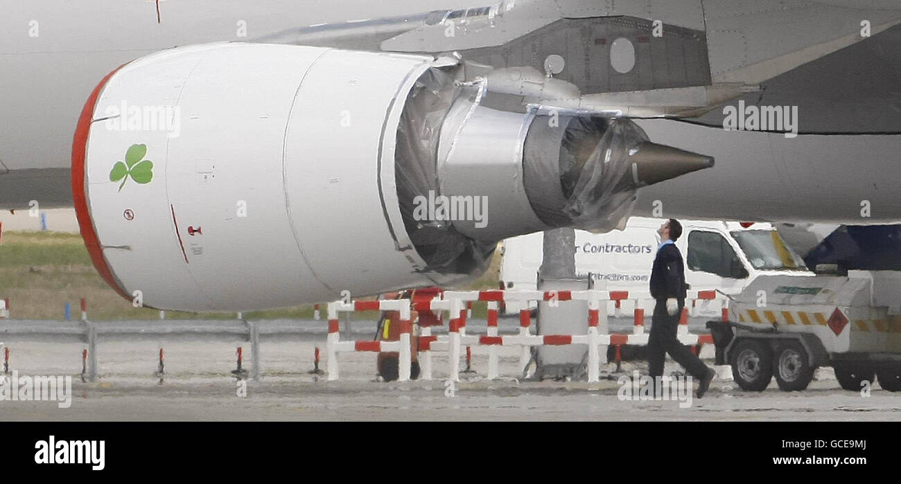 Am Flughafen Dublin, der aufgrund der Vulkanaschewolke geschlossen bleibt, werden Wartungsarbeiten an Aer Lingus Jets durchgeführt. Stockfoto