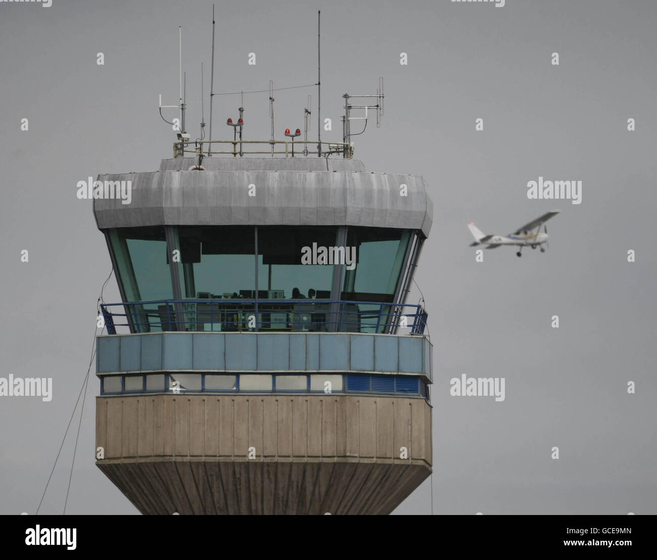 Ein leichtes Flugzeug fliegt über den Flughafen Dublin, der aufgrund der Vulkanaschewolke geschlossen bleibt. Stockfoto