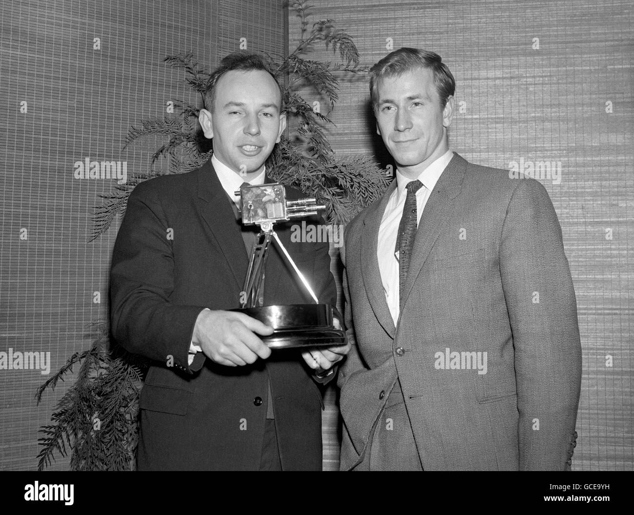 Der Motorradfahrer John Surtees, der mit dem BBC Sports Personality of the Year Award ausgezeichnet wurde, wird von Bobby Charlton, rechts, dem zweiten Platz im Wettbewerb, gratuliert. Stockfoto