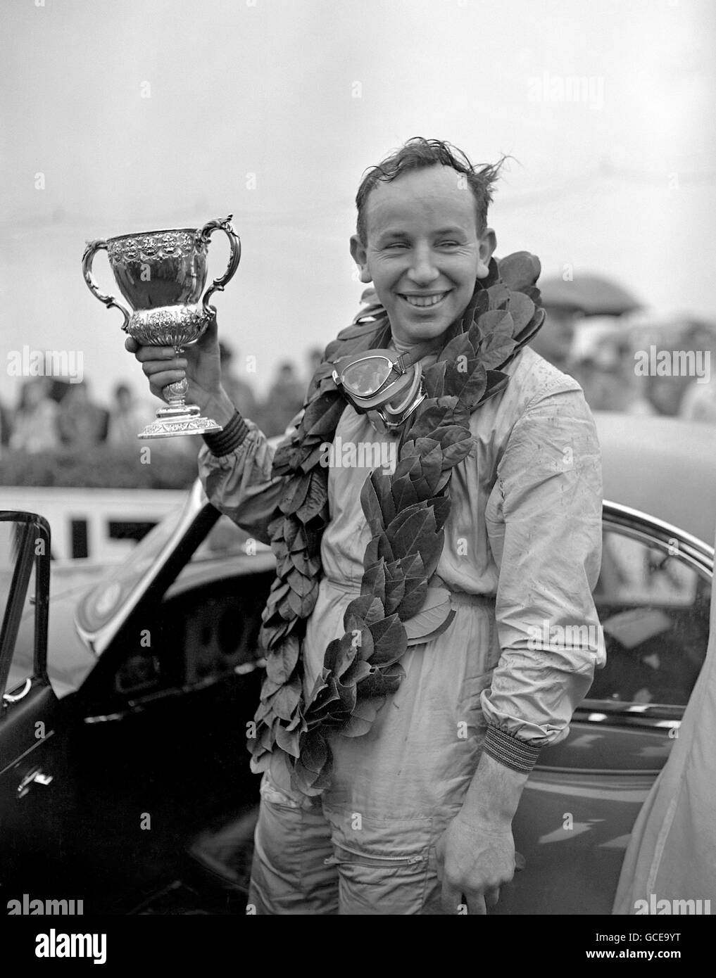 John Surtees, Gewinner der Glover Trophy '100', nach der Übergabe der Trophäe in Goodwood. Stockfoto