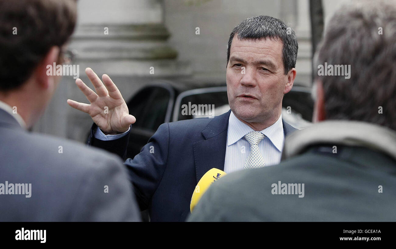 Verkehrsminister Noel Dempsey informiert die Medien in Regierungsgebäuden in Dublin über seine Telekonferenz mit europäischen Verkehrsministern, in der sie an einem Abkommen zur Reduzierung der Flugverbotszone um den isländischen Vulkan arbeiteten, was Millionen von Passagieren zu Flugstörungen geführt hat. Stockfoto