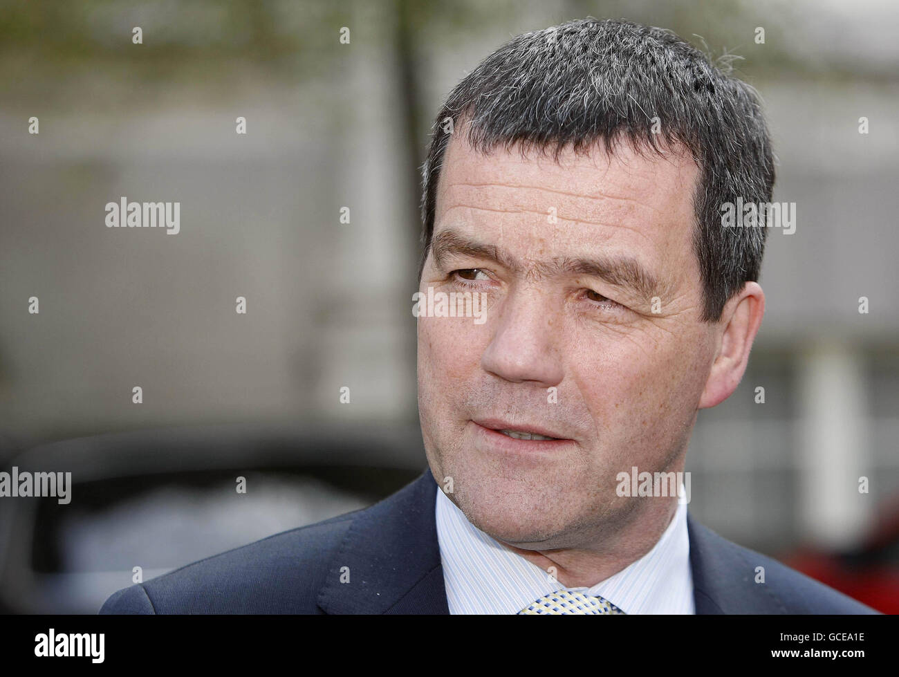Verkehrsminister Noel Dempsey informierte in den Regierungsgebäuden in Dublin die Medien über seine Telekonferenz mit anderen europäischen Verkehrsministern, wo sie an einem Abkommen arbeiteten, um die Größe einer Flugverbotszone um den isländischen Vulkan zu verringern, was Millionen von Menschen zu Flugstörungen geführt hat Passagiere. Stockfoto