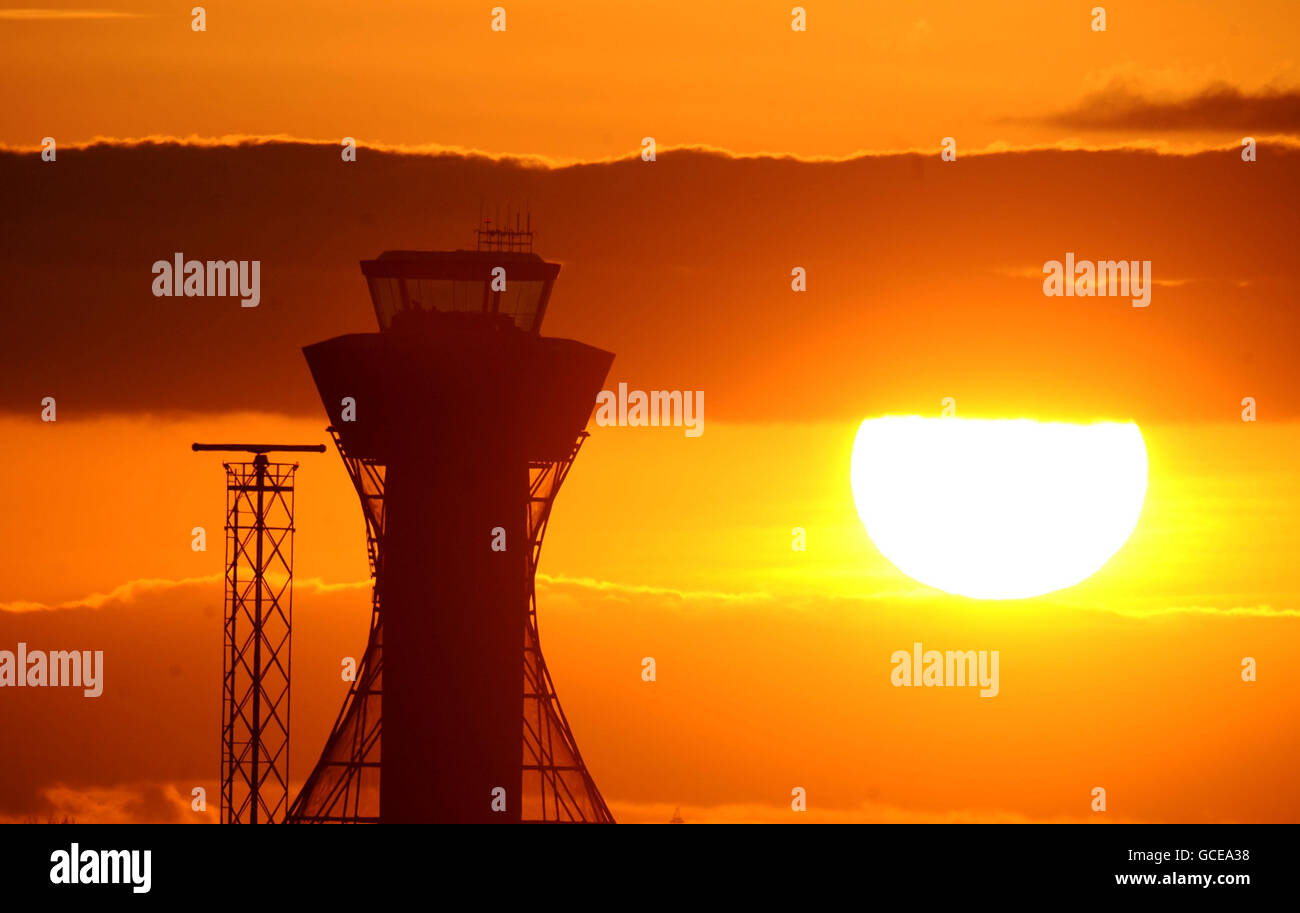 Vulkanische Asche verursacht Reiseunterbrechungen. Die Sonne geht über dem Kontrollturm am Flughafen Newcastle unter. Stockfoto