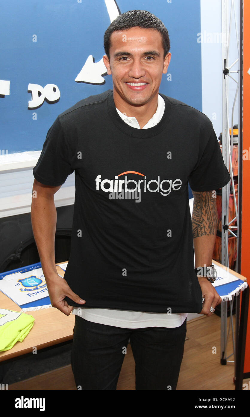 Soccer - Tim Cahill DVD Signing - Everton Two. Evertons Tim Cahill bei der Everton Creating Chances Graduation Stockfoto