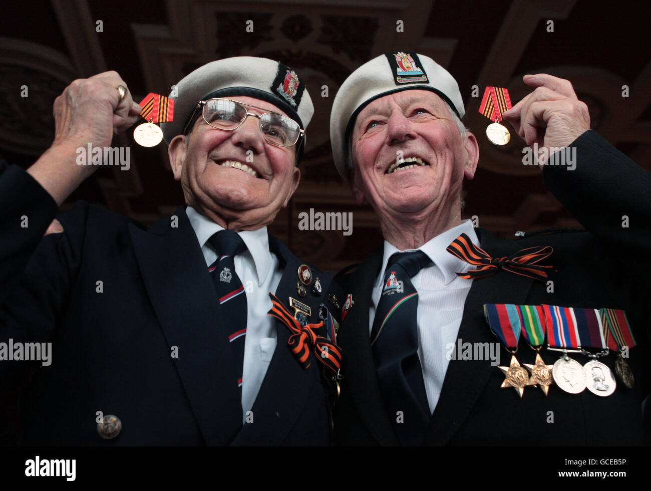 William Bannerman aus Glasgow und Jock Dempster (rechts) aus Dunbar, Veteranen des russischen arktischen Konvois aus dem Zweiten Weltkrieg, mit ihren Gedenkmedaillen, nachdem sie von der Russischen Föderation geehrt wurden. Stockfoto