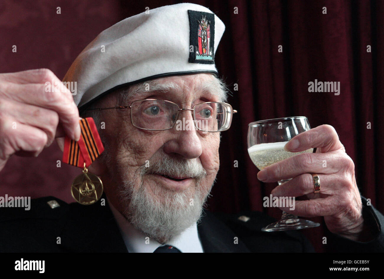 George Murray aus Aberdeenshire, ein Veteran des russischen arktischen Konvois aus dem Zweiten Weltkrieg, erhielt seine Gedenkmedaille, nachdem er von der Russischen Föderation geehrt wurde. Stockfoto