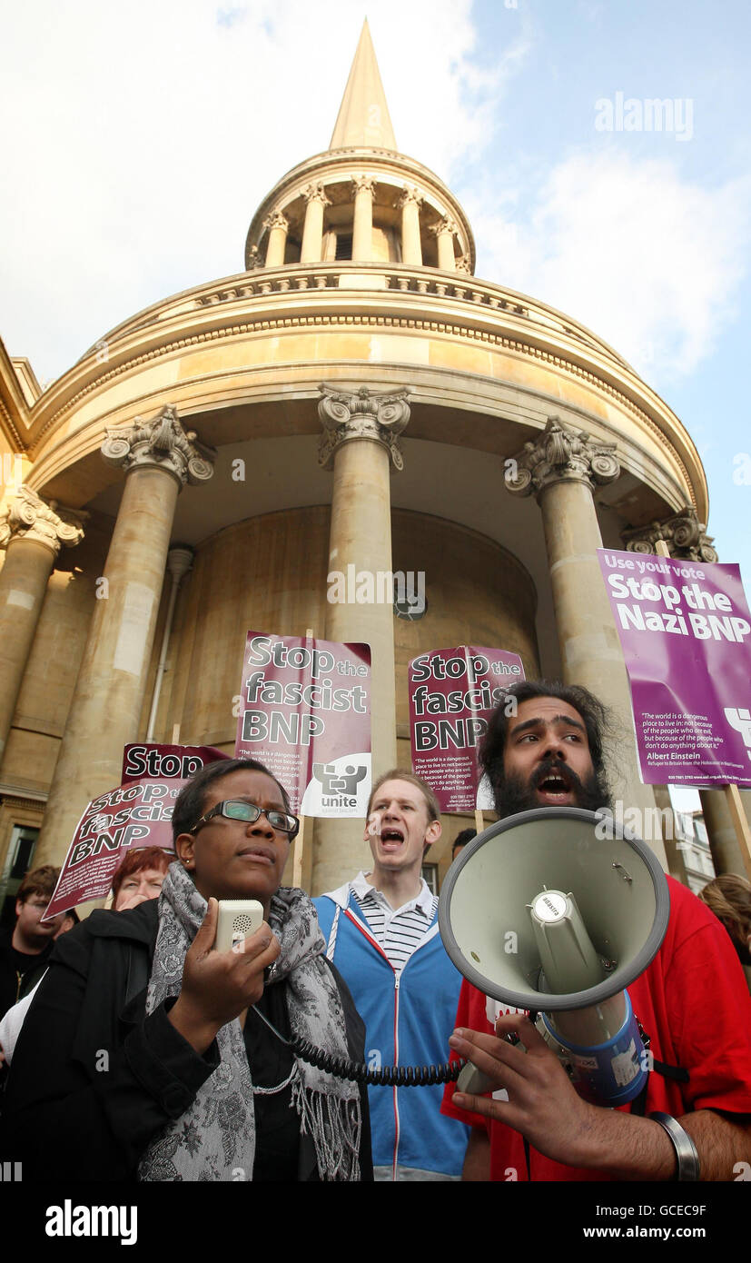 Mitglieder von Unite Against Faschism demonstrieren in der Nähe des BBC Broadcasting House im Zentrum von London gegen die Entscheidung der BBC, eine parteipolitische Sendung der britischen National Party zu senden. Stockfoto