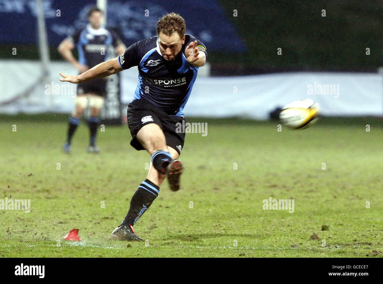 Dan Parks von Glasgow Warriors tritt beim Spiel der Magners League in der Firhill Arena, Glasgow, um ein Tor. Stockfoto