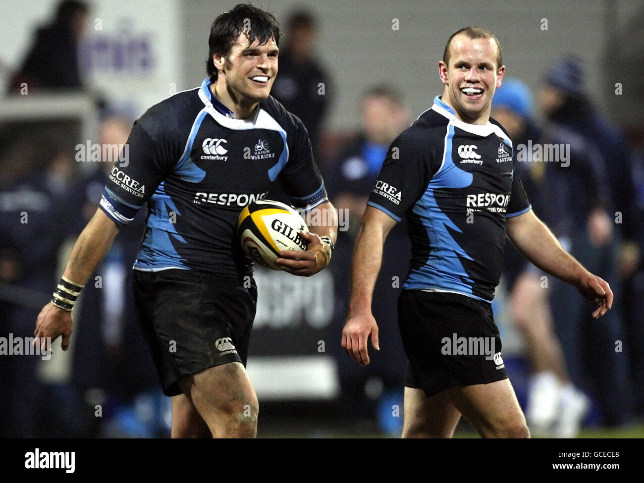 Rugby Union - Magners League - Glasgow Warriors / Leinster - Firhill Arena. Rob Dewey (links) und Hefin O'Hare von Glasgow Warriors lächeln während des Spiels der Magners League in der Firhill Arena, Glasgow. Stockfoto