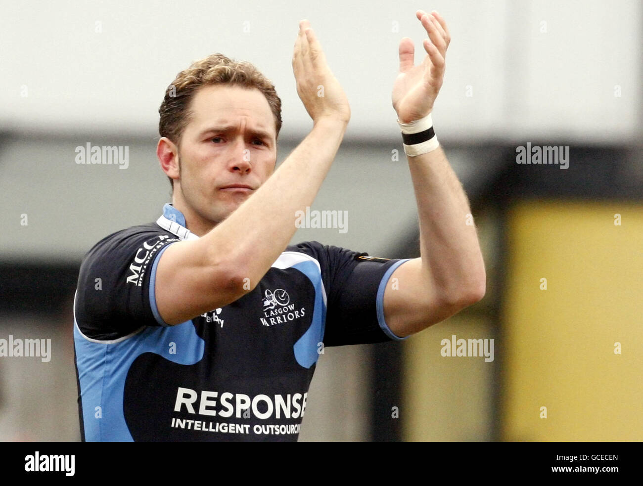 Rugby Union - Magners League - Glasgow Warriors / Leinster - Firhill Arena. Dan Parks von Glasgow Warriors begrüßt die Menge während des Spiels der Magners League in der Firhill Arena, Glasgow. Stockfoto