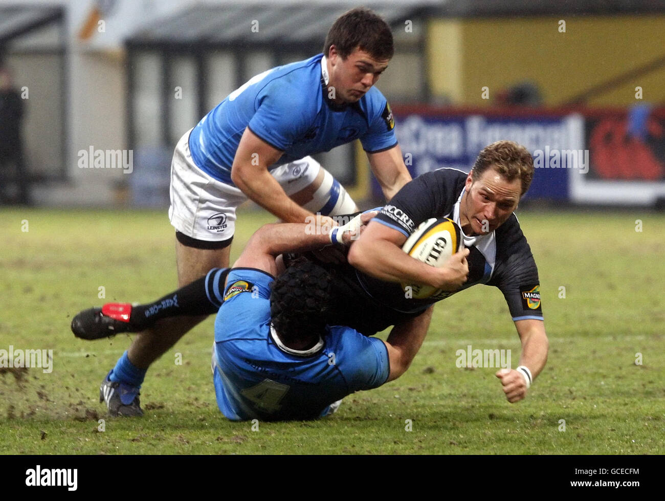 Rugby Union - Magners League - Glasgow Warriors / Leinster - Firhill Arena. Dan Parks von Glasgow Warriors (rechts) wird während des Spiels der Magners League in der Firhill Arena, Glasgow, angehalten. Stockfoto