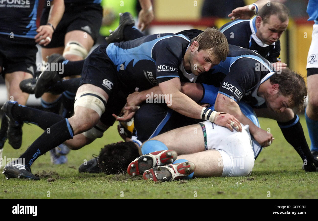 Rugby Union - Magners League - Glasgow Warriors / Leinster - Firhill Arena. John Barclay und Fergus Thomson (rechts) der Glasgow Warriors halten einen Leinster-Angriff während des Spiels der Magners League in der Firhill Arena, Glasgow, aus. Stockfoto