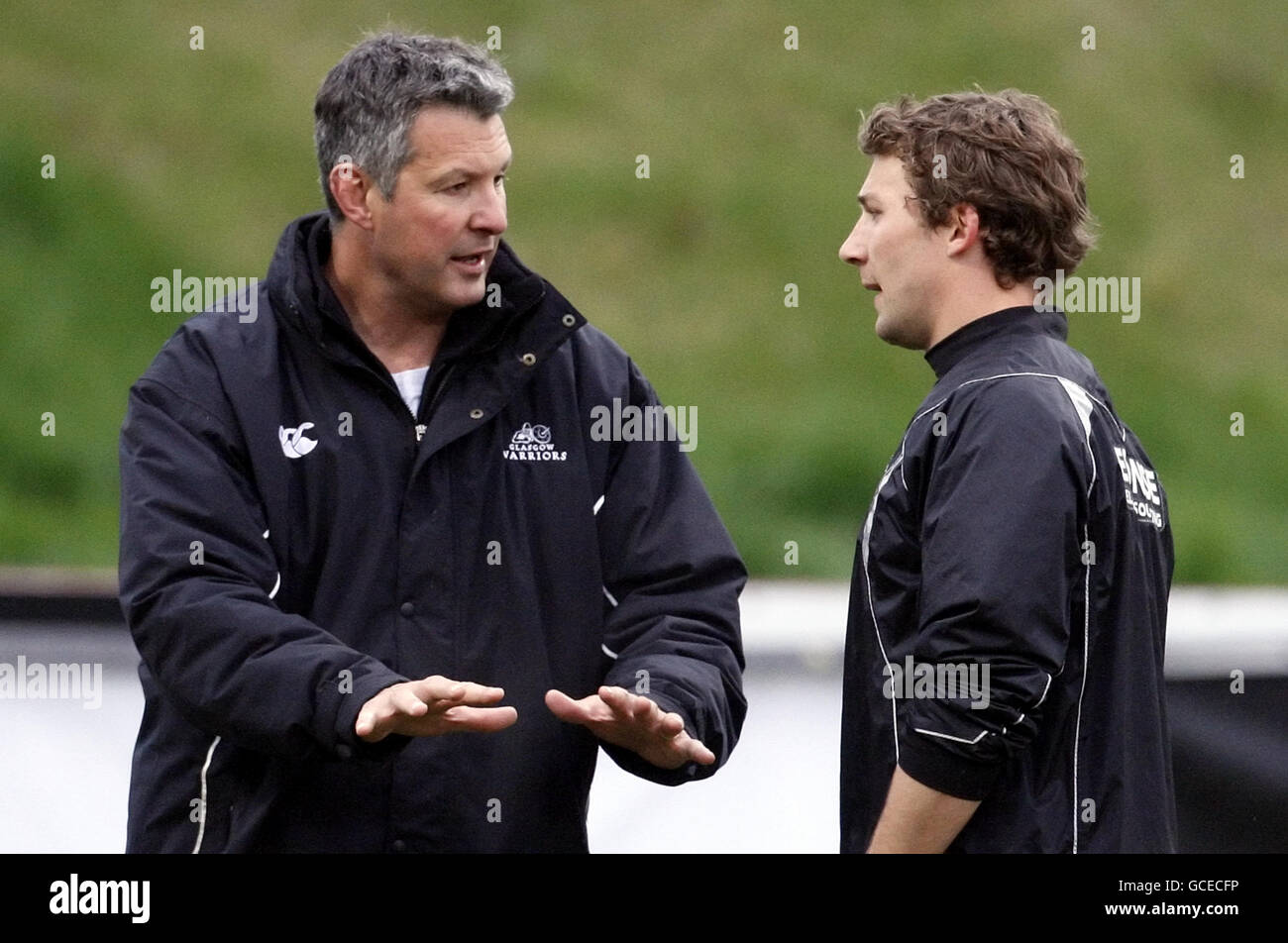 Sean Lineen, Cheftrainer der Glasgow Warriors, spricht mit Chris Cusiter (rechts), bevor er während des Spiels der Magners League in der Firhill Arena in Glasgow antritt. Stockfoto