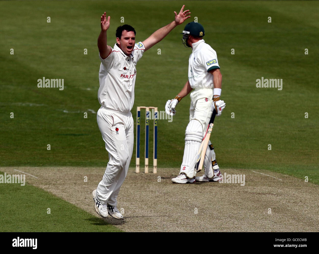 Jim Allenby von Glamorgan (links) feiert das Dickicht von Ben Smith von Worcestershire während des Spiels der LV County Championship in der zweiten Division in New Road, Worcester. Stockfoto