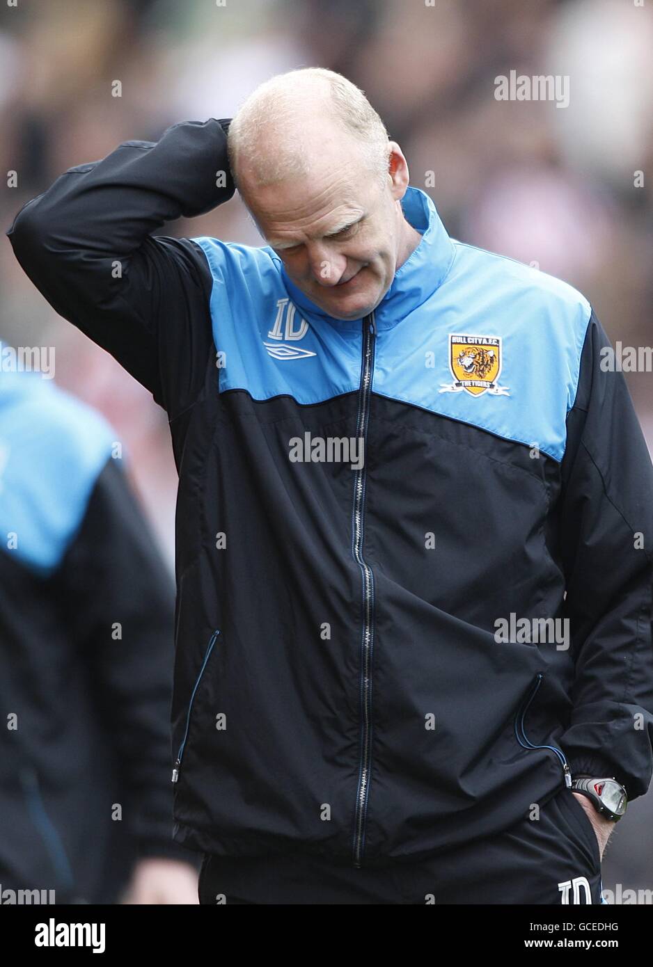 Fußball - Barclays Premier League - Stoke City gegen Hull City - Britannia Stadium. Der temporäre Football Management Consultant von Hull City, Iain Dowie, steht auf der Touchline niedergeschlagen Stockfoto