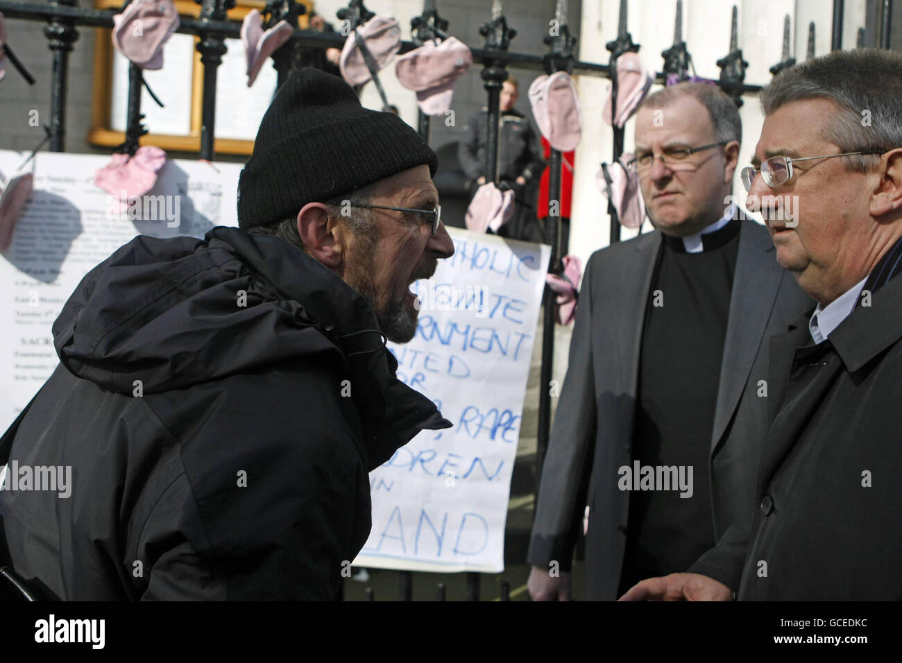 Ein Mann (links, Name nicht angegeben), der ein Überlebender von klerikalen Misshandlungen ist, konfrontiert Erzbischof Diarmuid Martin (rechts) auf seinem Weg zur Ostersonntagsmesse in der St. Mary's Pro-Cathedral, Dublin. Seit einem Bombenbericht im November, in dem jahrzehntelange Misshandlungen von Kindern in Irland detailliert beschrieben und festgestellt wurde, dass pädophile Priester von Gleichaltrigen und Beamten abgeschirmt wurden, hat der Druck auf die katholische Kirche zugenommen. Stockfoto Ein Mann (links, Name nicht angegeben), der ein Überlebender von klerikalen Misshandlungen ist, konfrontiert Erzbischof Diarmuid Martin (rechts) auf seinem Weg zur Ostersonntagsmesse in der St. Mary's Pro-Cathedral, Dublin. Seit einem Bombenbericht im November, in dem jahrzehntelange Misshandlungen von Kindern in Irland detailliert beschrieben und festgestellt wurde, dass pädophile Priester von Gleichaltrigen und Beamten abgeschirmt wurden, hat der Druck auf die katholische Kirche zugenommen. Stockfoto