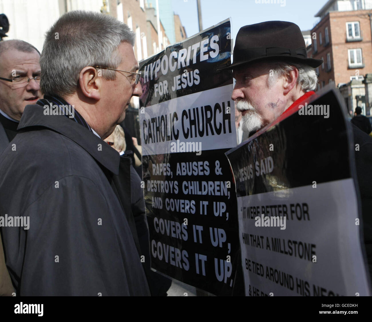 Eamon Reid (rechts), ein Überlebender von klerikalen Misshandlungen, konfrontiert Erzbischof Diarmuid Martin (rechts) auf seinem Weg zur Ostersonntagsmesse in der St. Mary's Pro-Cathedral, Dublin. Seit einem Bombenbericht im November, in dem jahrzehntelange Misshandlungen von Kindern in Irland detailliert beschrieben und festgestellt wurde, dass pädophile Priester von Gleichaltrigen und Beamten abgeschirmt wurden, hat der Druck auf die katholische Kirche zugenommen. Stockfoto