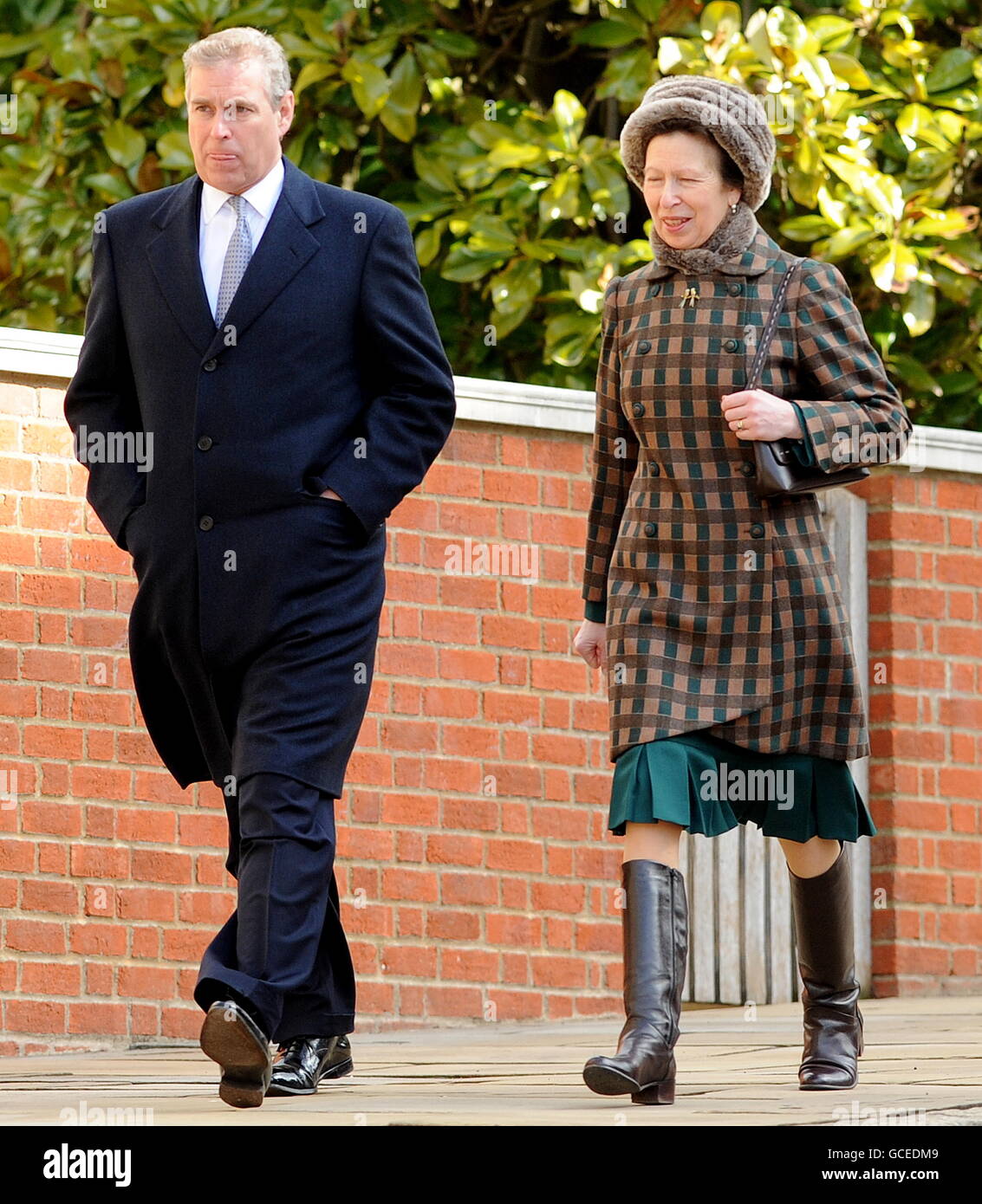 Der Herzog von York und die Prinzessin Royal kommen zum Osterdienst Mattins in St. George's Chapel, Windsor Castle, Windsor, Berkshire. Stockfoto