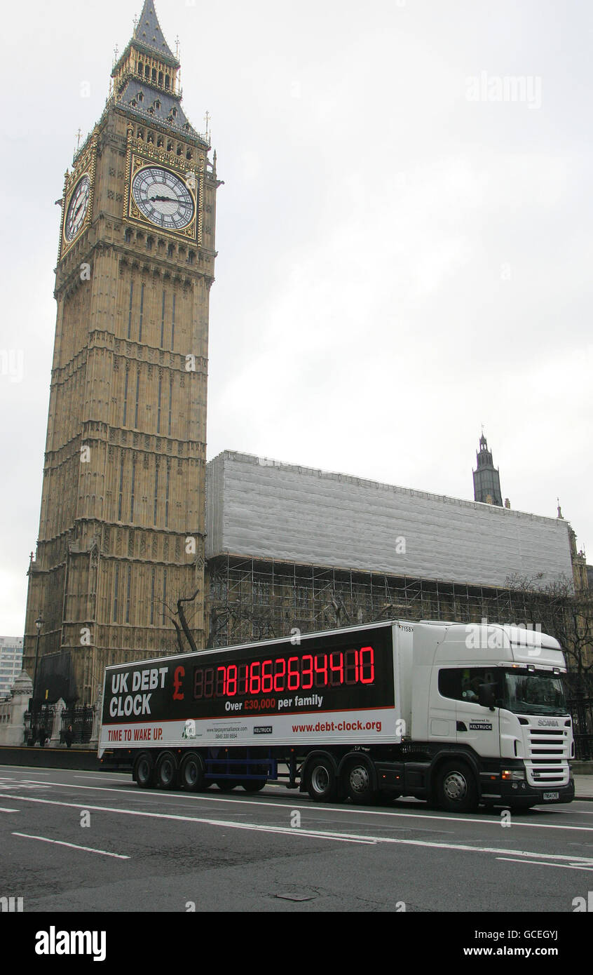 Die digitale Schuldenuhr der Taxpayers' Alliance (TPA), die die Staatsverschuldung zählt, passiert beim Start einer nationalen Tour die Houses of Parliament im Zentrum Londons. Stockfoto