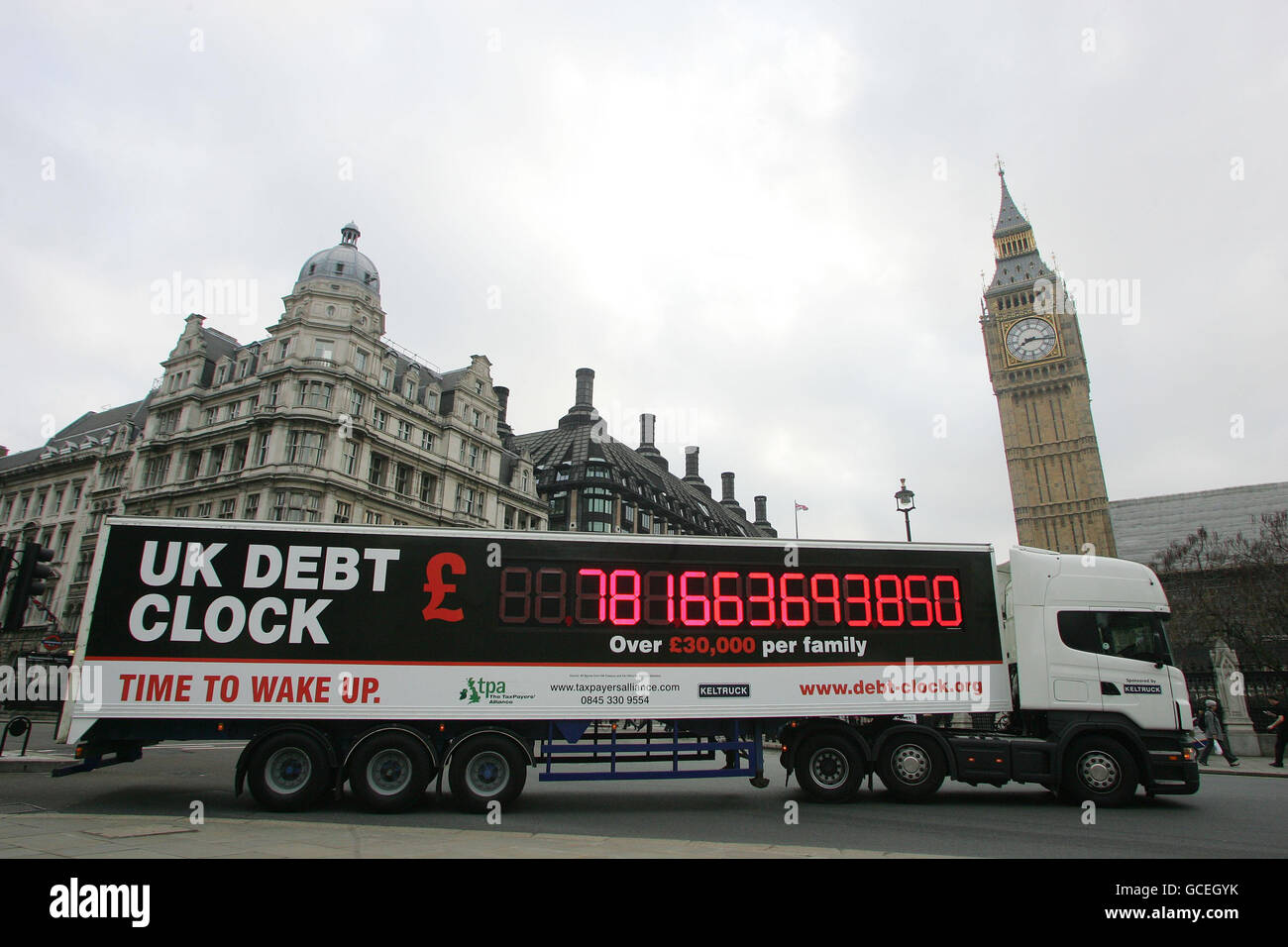 Die digitale Schuldenuhr der Taxpayers' Alliance (TPA), die die Staatsverschuldung zählt, passiert beim Start einer nationalen Tour die Houses of Parliament im Zentrum Londons. Stockfoto