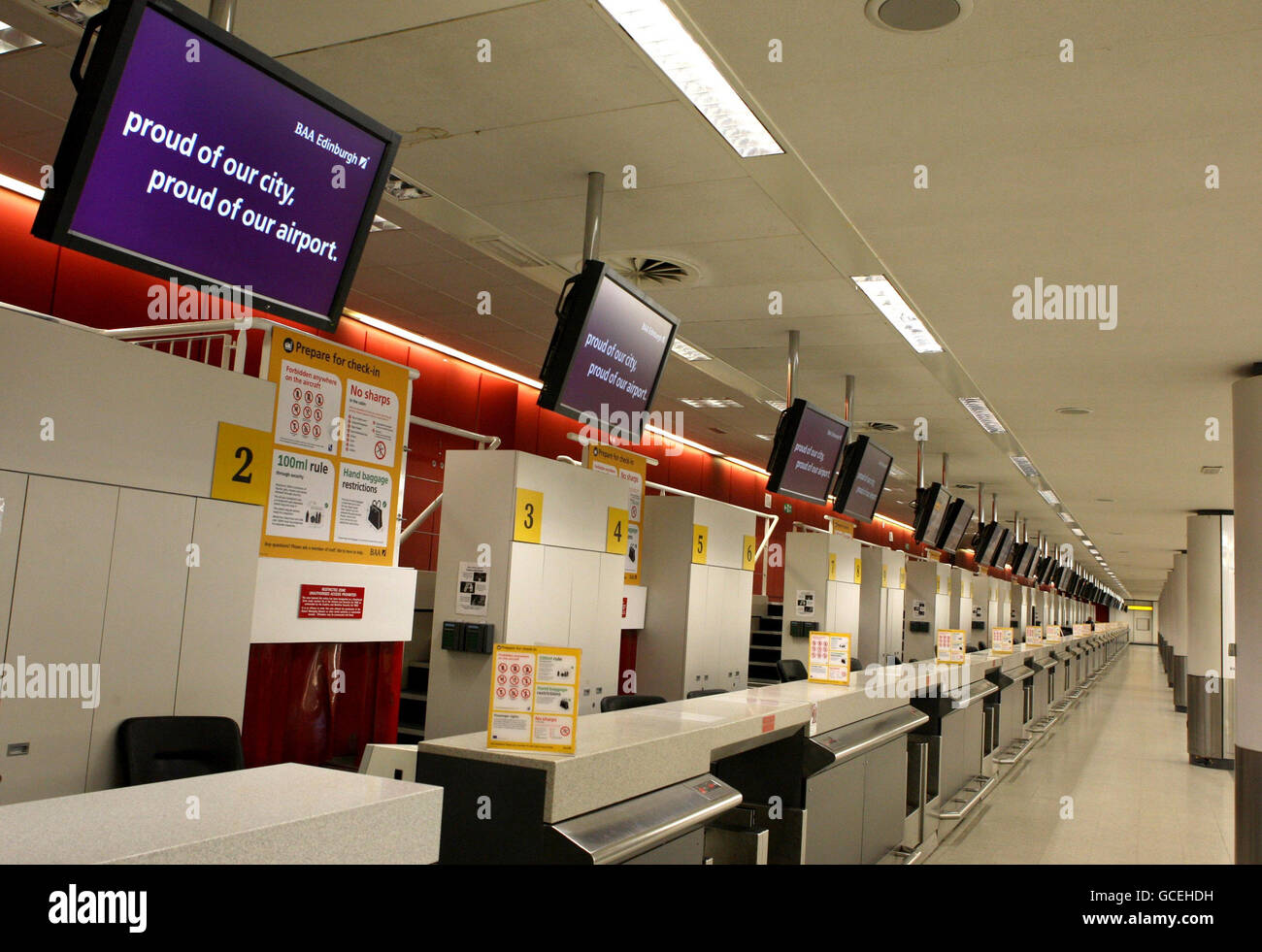 Leere Check-in-Schalter am Flughafen Edinburgh, wo Flüge aufgrund von Asche aus einem Vulkanausbruch in Island in Richtung des britischen Luftraums gestrichen wurden. Stockfoto