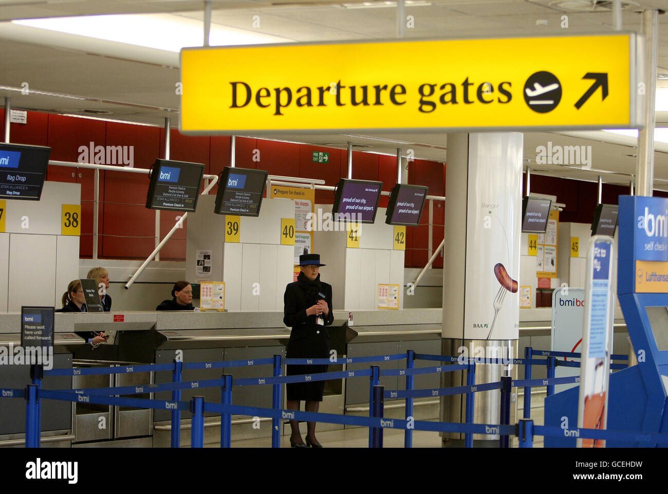 Leere Check-in-Schalter am Flughafen Edinburgh, wo Flüge aufgrund von Asche aus einem Vulkanausbruch in Island in Richtung des britischen Luftraums gestrichen wurden. Stockfoto