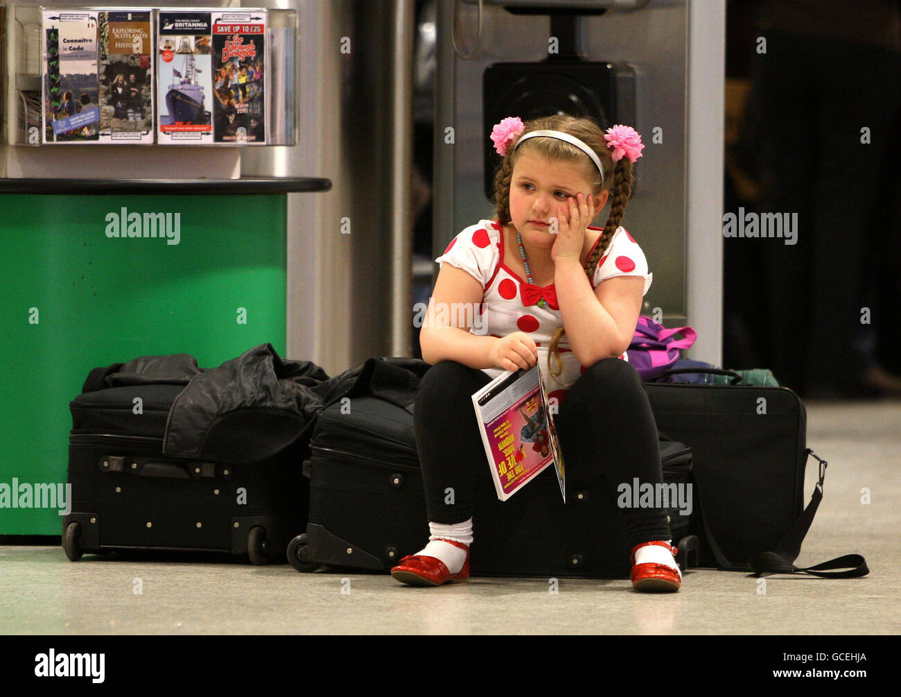 Alessia Fortunato, 7, am Flughafen Edinburgh, wo Asche eines Vulkanausbruchs in Island, die sich in Richtung des britischen Luftraums bewegte, zu massiven Reiseunterbrechungen geführt hat. Stockfoto