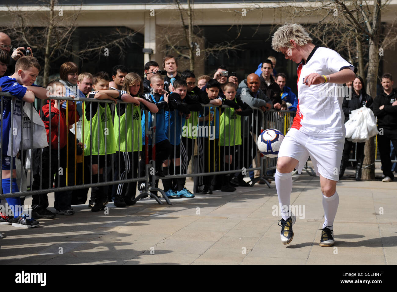 Fußball Freestyle Weltmeister John Farnworth unterhält die Menge während Das Grass Roots Football Live Launch Event Stockfoto
