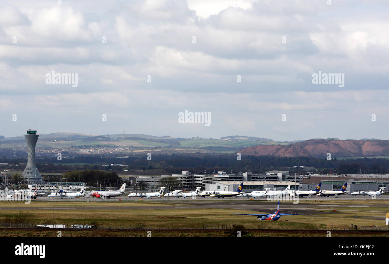 Flugzeuge, die auf dem Asphalt am Flughafen Edinburgh landen, wo Asche eines Vulkanausbruchs in Island, die sich in Richtung des britischen Luftraums bewegt, zu massiven Reiseunterbrechungen geführt hat Stockfoto