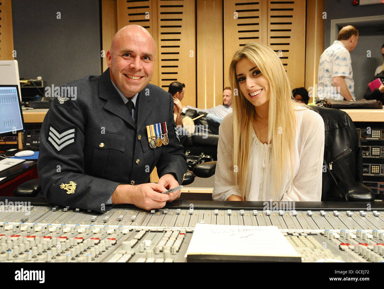 Sgt Kev Miles, Leiterin der RAF Squadronaires (links), und Stacey Solomon sind während der Aufnahme ihres Songs 'At Last' für das neue Royal Air Force Squadronaires Album 'in the Mood, The Glenn Miller Songbook' in den Sphere Studios in London zu sehen. Stockfoto