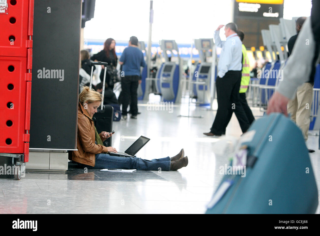 Gestrandete Passagiere im Terminal 5 des Flughafens Heathrow in Middlesex, da alle nicht-Notflüge in Großbritannien aufgrund der Asche des Vulkanausbruchs Islands auf dem Boden landeten. DRÜCKEN Sie VERBANDSFOTO. Bilddatum: Donnerstag, 15. April 2010. Die Störung, die auch den irischen und den nordeuropäischen Luftraum traf, ließ Tausende von Reisenden im in- und Ausland gestrandet. National Air Traffic Services sagte, dass alle Flüge im britischen Luftraum frühestens von 12.00 bis 18.00 Uhr auf dem Boden liegen. Siehe PA Story AIR Ash. Bildnachweis sollte lauten: Steve Parsons/PA Wire Stockfoto