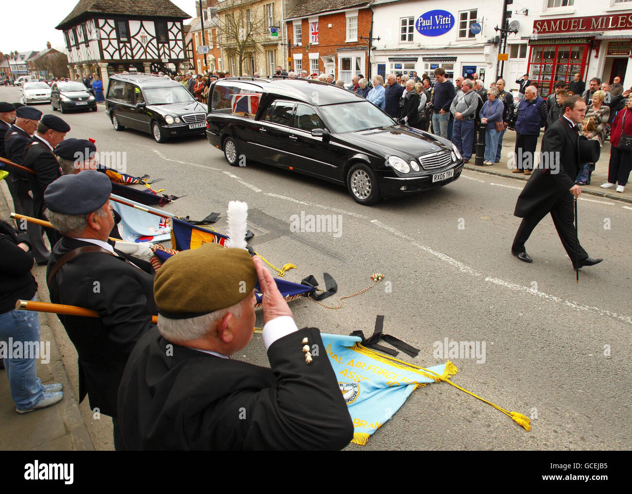 Der Leichnam von Fusilier Jonathan Burgess vom 1. Bataillon des Royal Welsh wird durch Wootton Bassett, Wiltshire, gefahren, nachdem er heute Morgen in die RAF Lyneham zurückgeführt wurde. Stockfoto