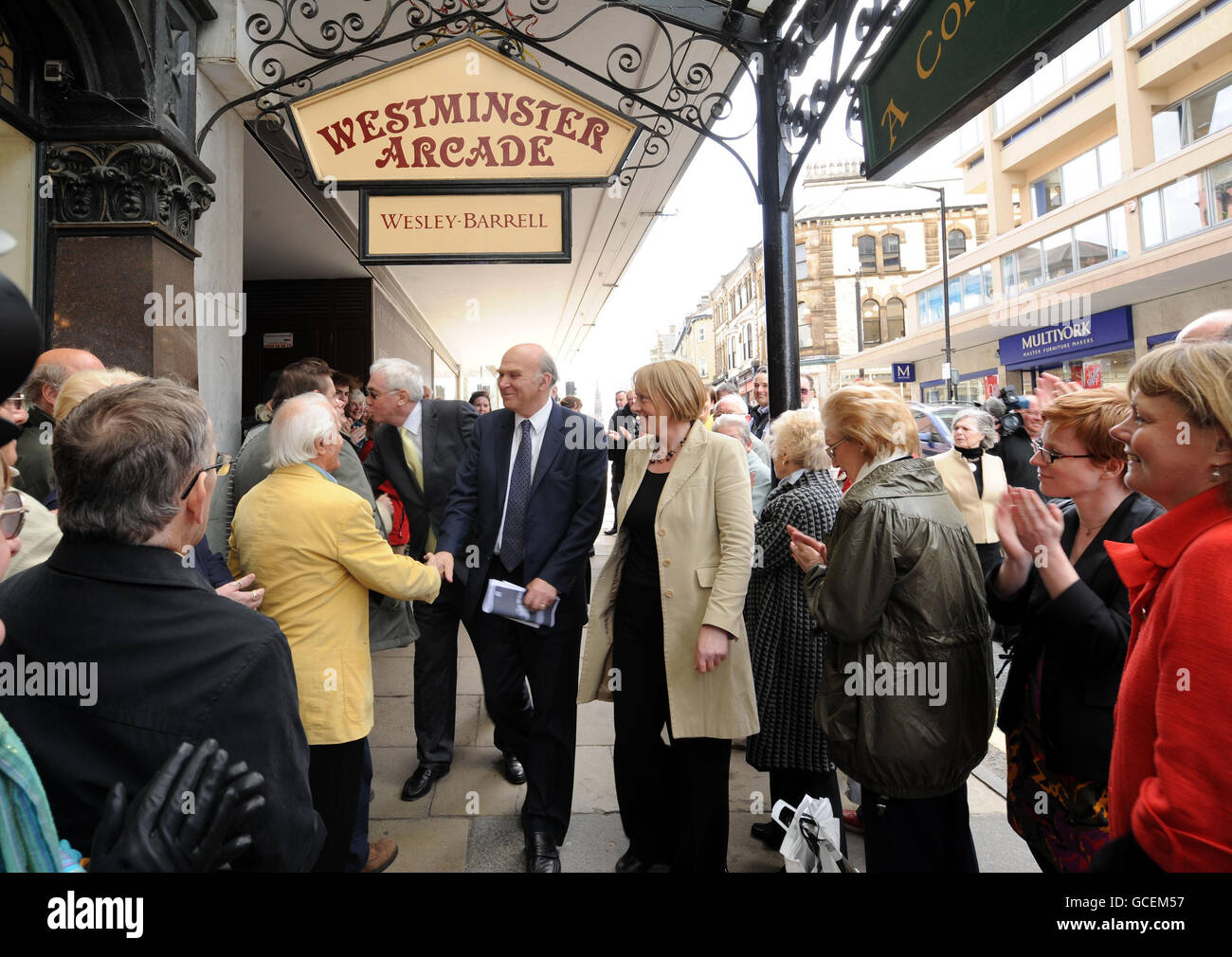 Der Finanzsprecher der Liberaldemokraten, Vince Cable (Mitte), trifft heute bei einem Besuch in Harrogate in der Westminster Arcade ein. Der stellvertretende Vorsitzende der Liberaldemokraten warnte heute, dass das politische System "illegitim" wäre, wenn Labour nur ein Drittel der Stimmen gewinnen würde, aber nach den Parlamentswahlen die größte Partei war, die im BBC Radio 4 in der Sendung "World at One" sprach. Stockfoto