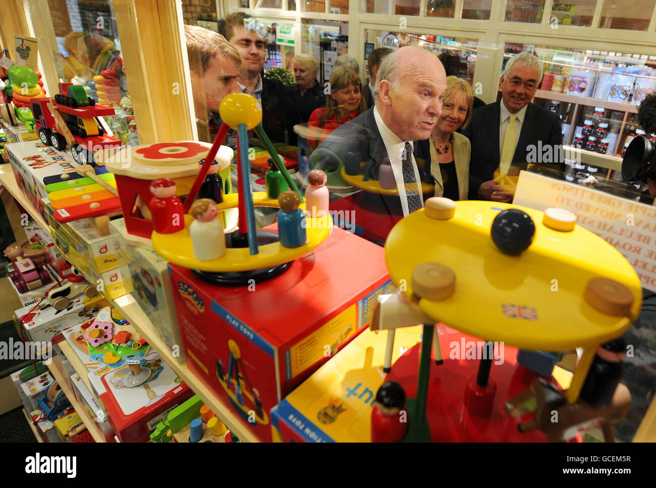 Der Finanzsprecher der Liberaldemokraten Vince Cable besucht heute einen Spielwarenladen in Westminster Arcade, Harrogate. Der stellvertretende Vorsitzende der Liberaldemokraten warnte heute, dass das politische System "illegitim" wäre, wenn Labour nur ein Drittel der Stimmen gewinnen würde, aber nach den Parlamentswahlen die größte Partei war, die im BBC Radio 4 in der Sendung "World at One" sprach. Stockfoto